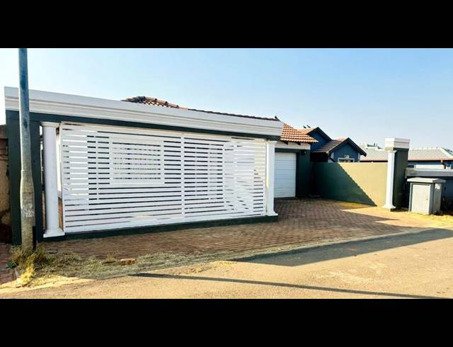 3 BEDROOM HOUSE FOR SALE IN PROTEA GLEN